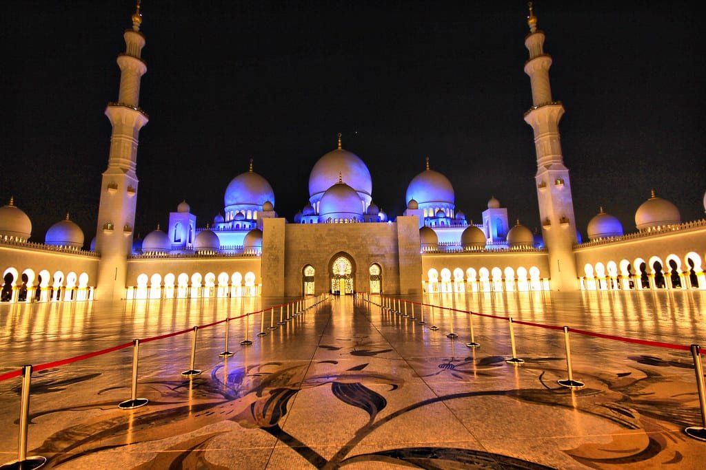 Abu Dhabi city tour with Sheikh Zayed Grand Mosque
